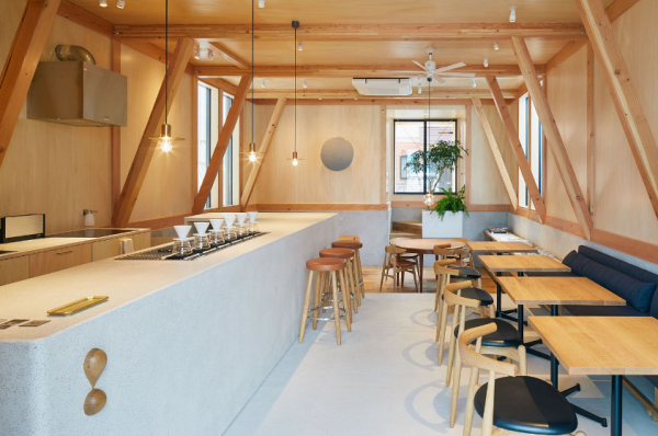 Cafe dengan dekorasi kayu yang hangat